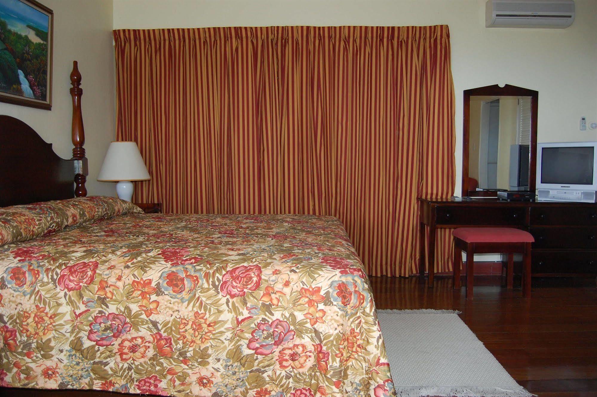 Inn At Shaw Park Gardens & Waterfalls Ocho Rios Esterno foto
